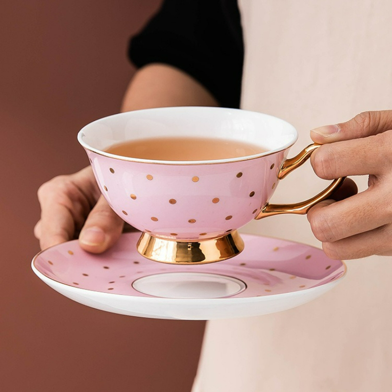 أكواب قهوة سيراميك وردية مع صح - مراجعة Bistro Table Set وسعره