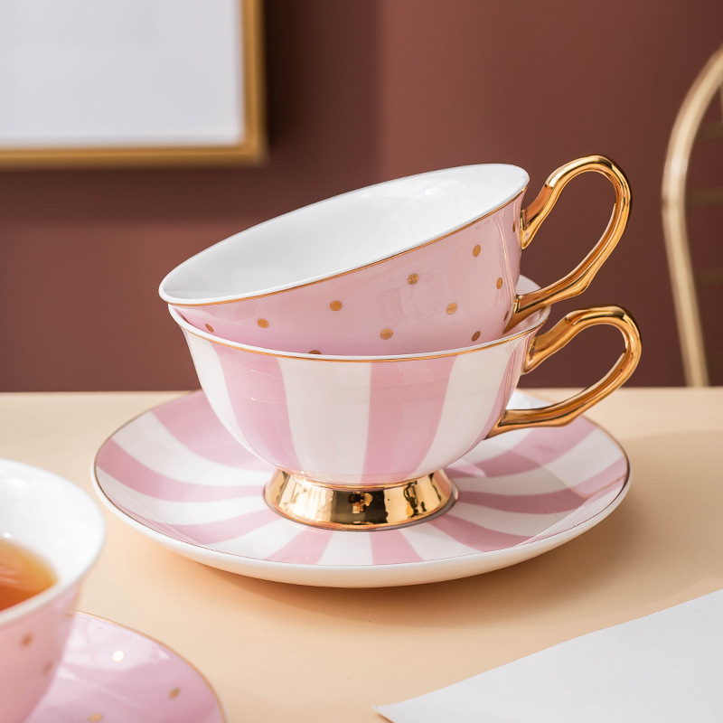 أكواب قهوة سيراميك وردية مع صح - مراجعة Bistro Table Set وسعره