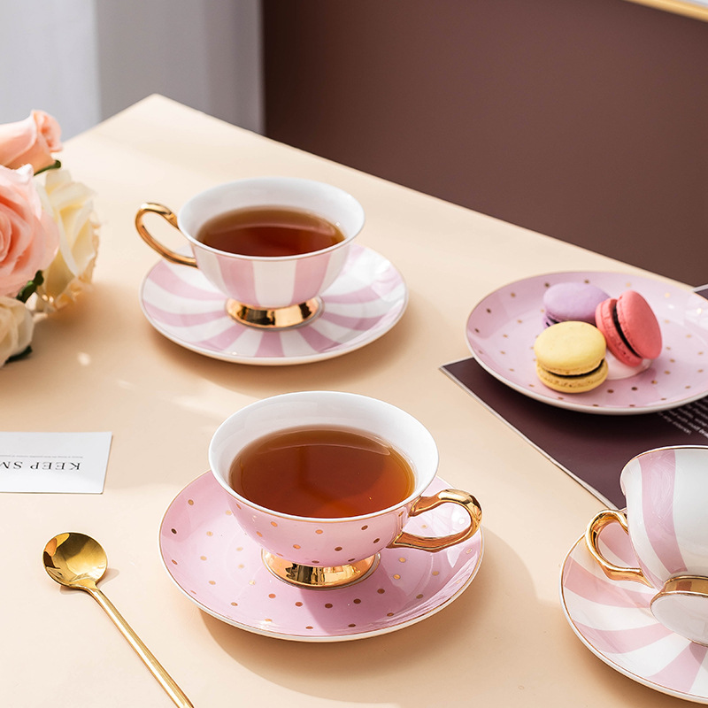 أكواب قهوة سيراميك وردية مع صح - مراجعة Bistro Table Set وسعره